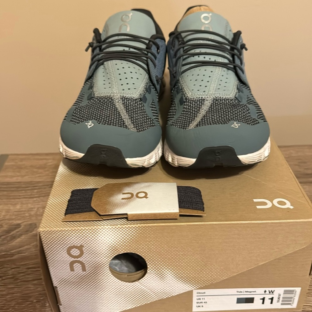 ON Women’s Cloud Low Top Running shoe size 11 Tide Magnet blue